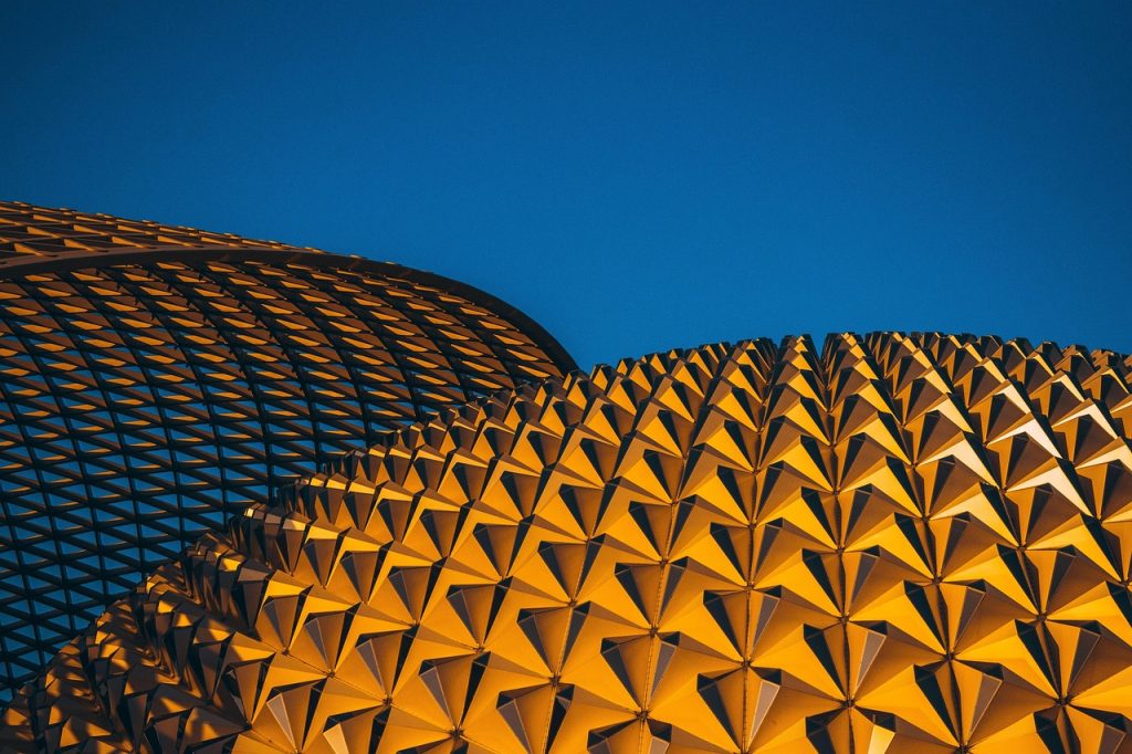 고전 기둥과 설계 도구가 함께 배치된 건축 해설 콘셉트 일러스트